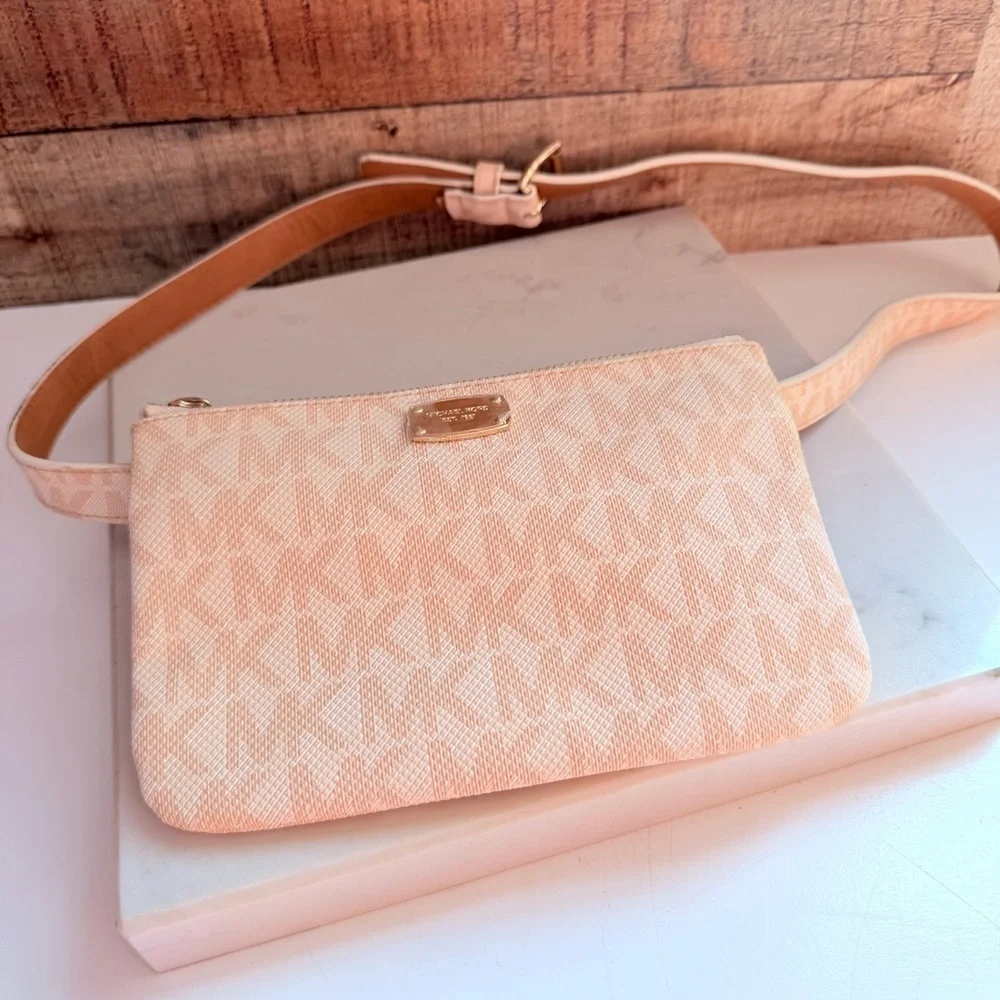 NWOT Micheal Kors Leather Signature Logo Belt Bag in Pink
